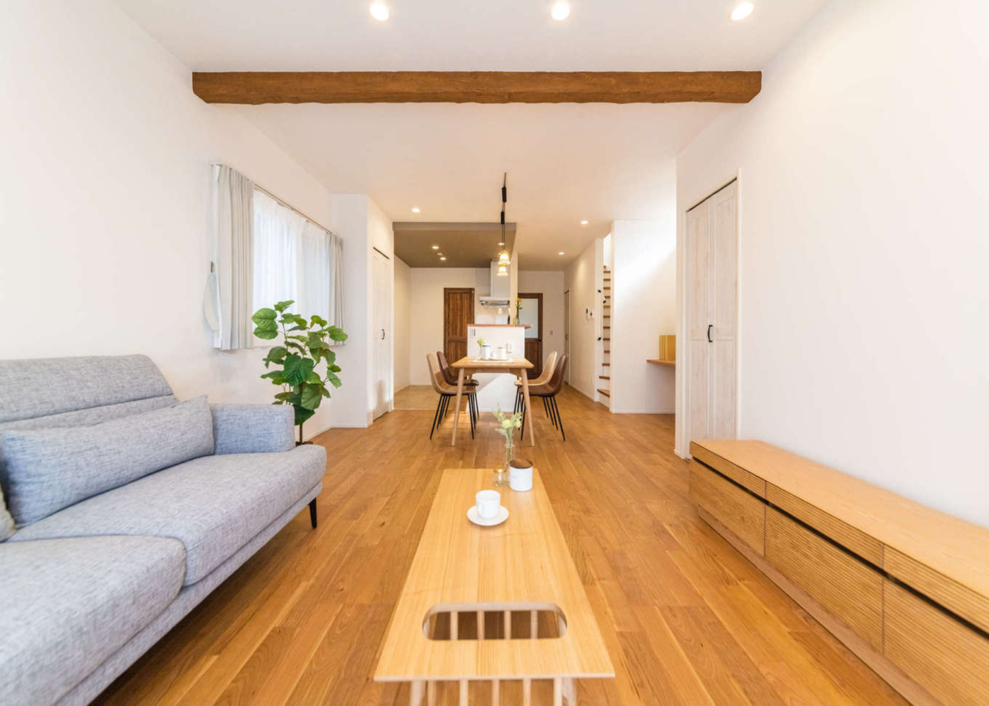 アーキテックス【1000万円台、デザイン住宅、収納力】視界が奥へと抜けていく19.5畳のLDK。フローリング、化粧梁、造作家具など、木のやさしさ、温かみを感じる心地いい空間に仕上がっている