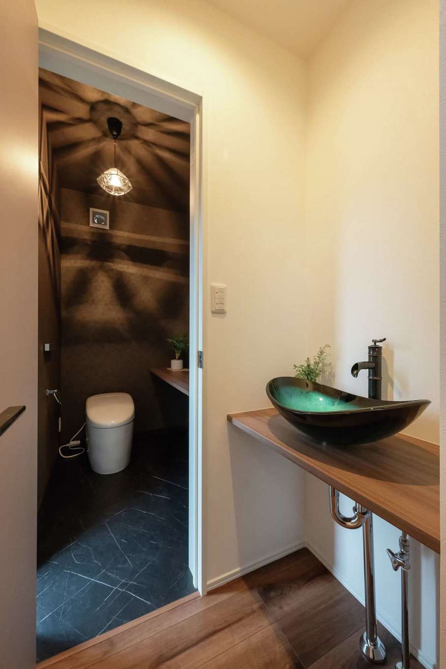 irohaco （アヴァンス）【高級住宅、夫婦で暮らす、平屋】照明と手洗い陶器にこだわったトイレ。壁に反射した照明の光が美しい