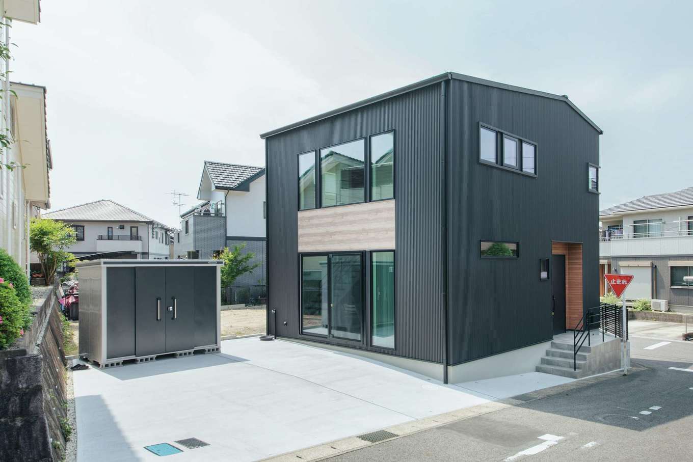 小幡建設【省エネ、間取り、ペット】40坪の限られた敷地を有効に活かして建てたO邸。ブラックのガルバリウム鋼板に6面窓を採用し、かっこいいデザインに。太陽光発電を搭載し、低燃費な暮らしを実現した