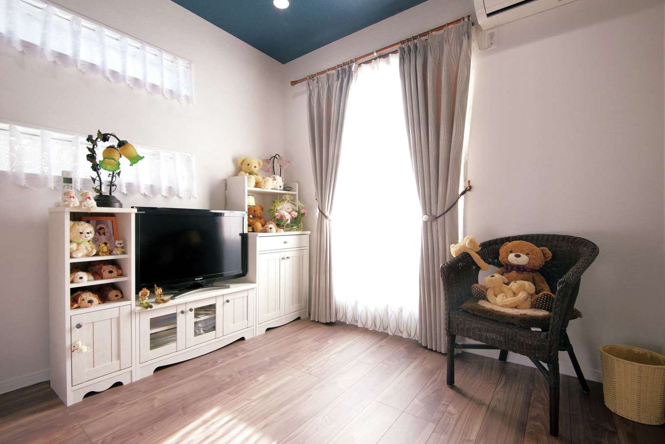 アフターホーム【1000万円台、デザイン住宅、ペット】寝室は木目調の床とネイビーのクロスを貼った天井で落ち着いた雰囲気に。バルコニーには廊下だけでなくこちらからも出入りできる