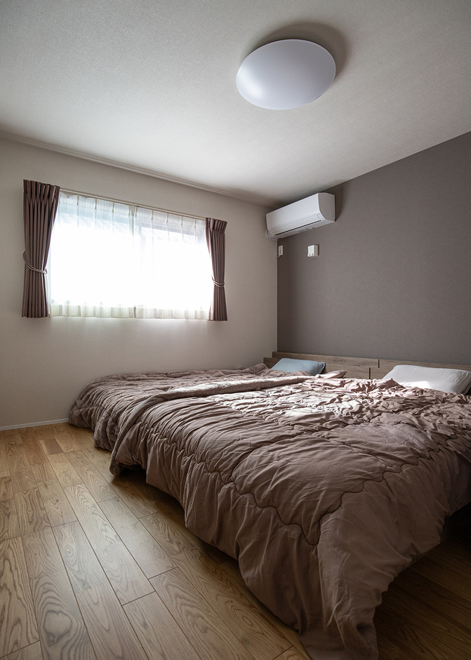 チャコールグレーで統一した主寝室