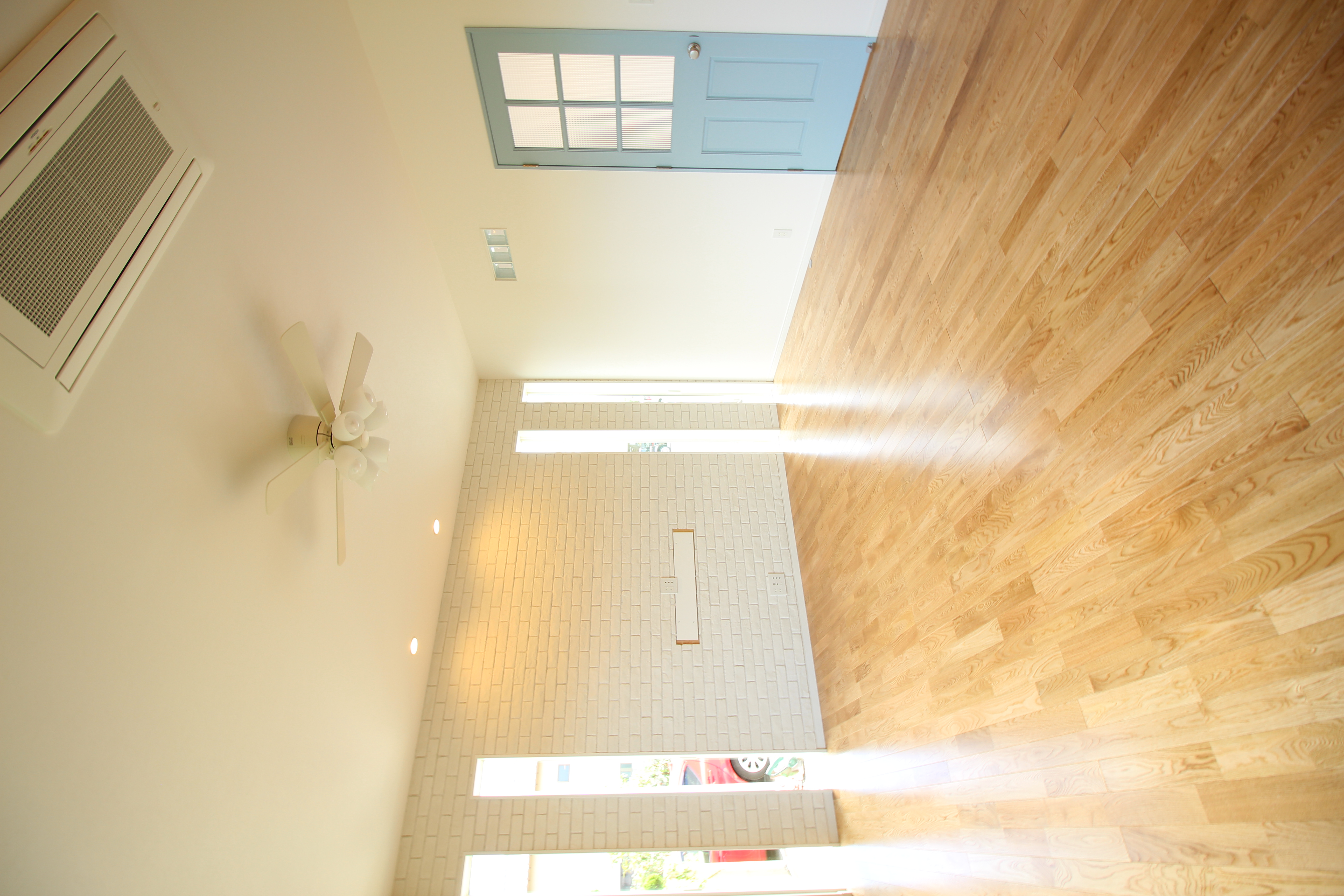 小野田産業～designers house project～｜広々としたリビングルーム。自然光がたっぷりと差し込む大きな窓が特徴的で、明るく開放的な空間を演出している。