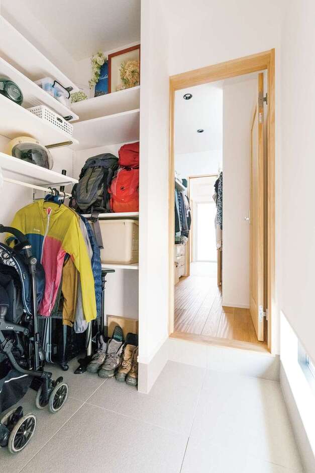 玄関から浴室まで一直線に続く動線。山登りから帰ってきたら、リビングを通らずに、ザックを玄関クロークに置き、ウォークインクローゼットで着替えて、洗面脱衣室、浴室へ行ける