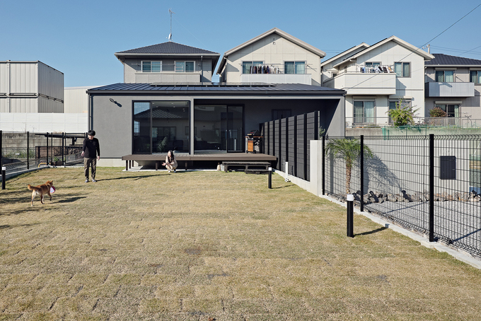 広いドッグランが周囲の視線を遠ざける