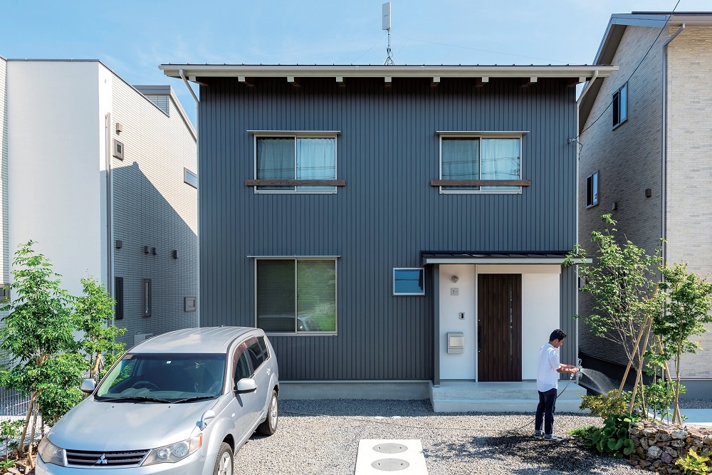 アクトホーム【収納力、自然素材、省エネ】シンプルでモダンな外観の二階建て住宅。ガルバリウム鋼板×ホタテ漆喰の外観。