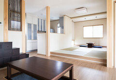 キッチンと和室は配膳＆片付けがさっとでき、会話も弾む距離感。キッチンからは和室、板の間、さらにはリビング全体にまで目が届く。右手に数歩進めば洗面室がある。キッチンを中心に家事を効率的に行える家事ラクな間取りはKさんの希望通り