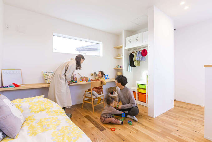 2階には子ども部屋のみを配置。東西にスタディカウンターが設けてあり、将来仕切って使うことも可能。子どもが巣立った後も収納スペースや趣味の部屋などに役立ちそう