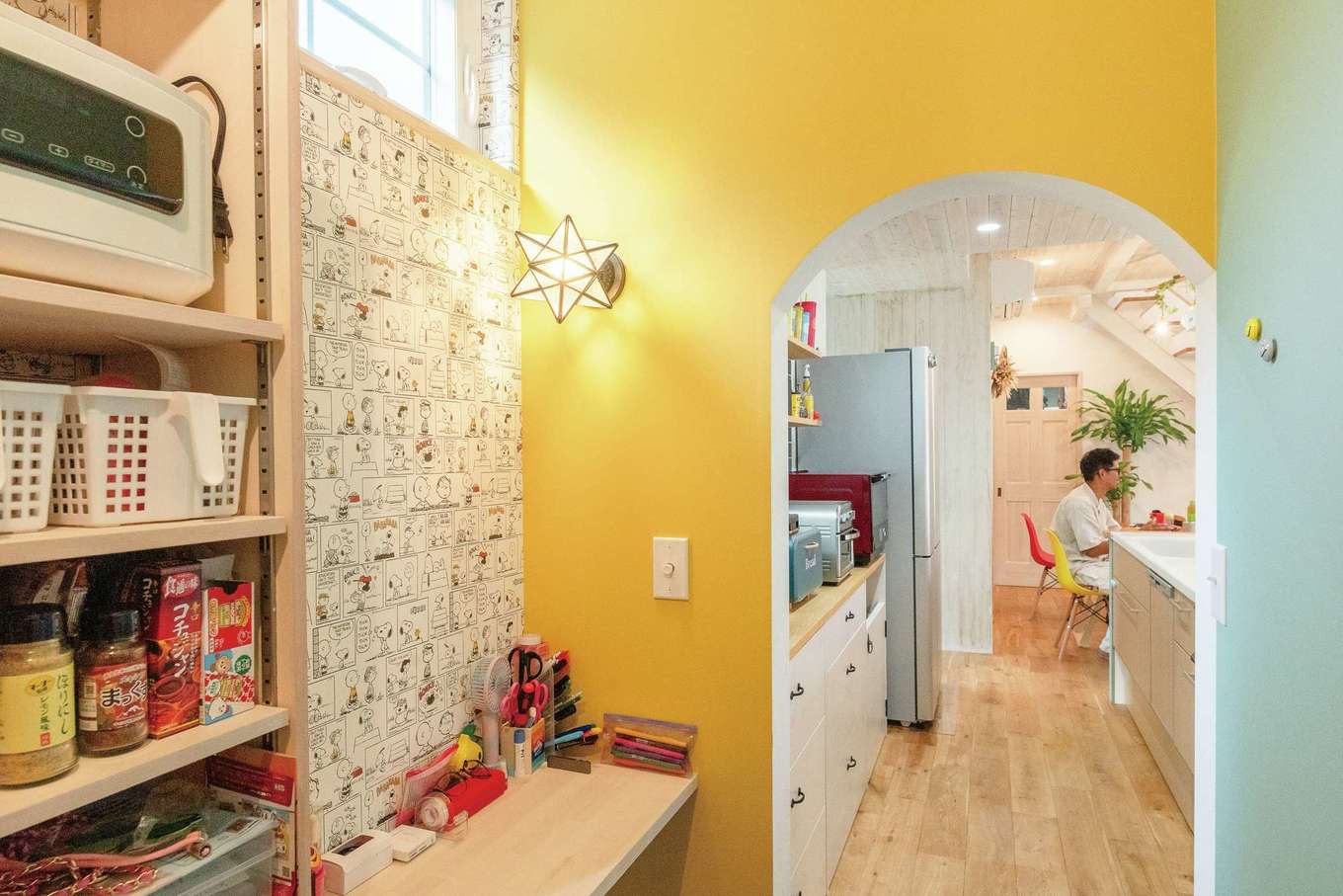 富士ホームズデザイン【輸入住宅、趣味、ガレージ】パントリー内の作業デスク。外から見えないクロスを好きなキャラクターの柄に