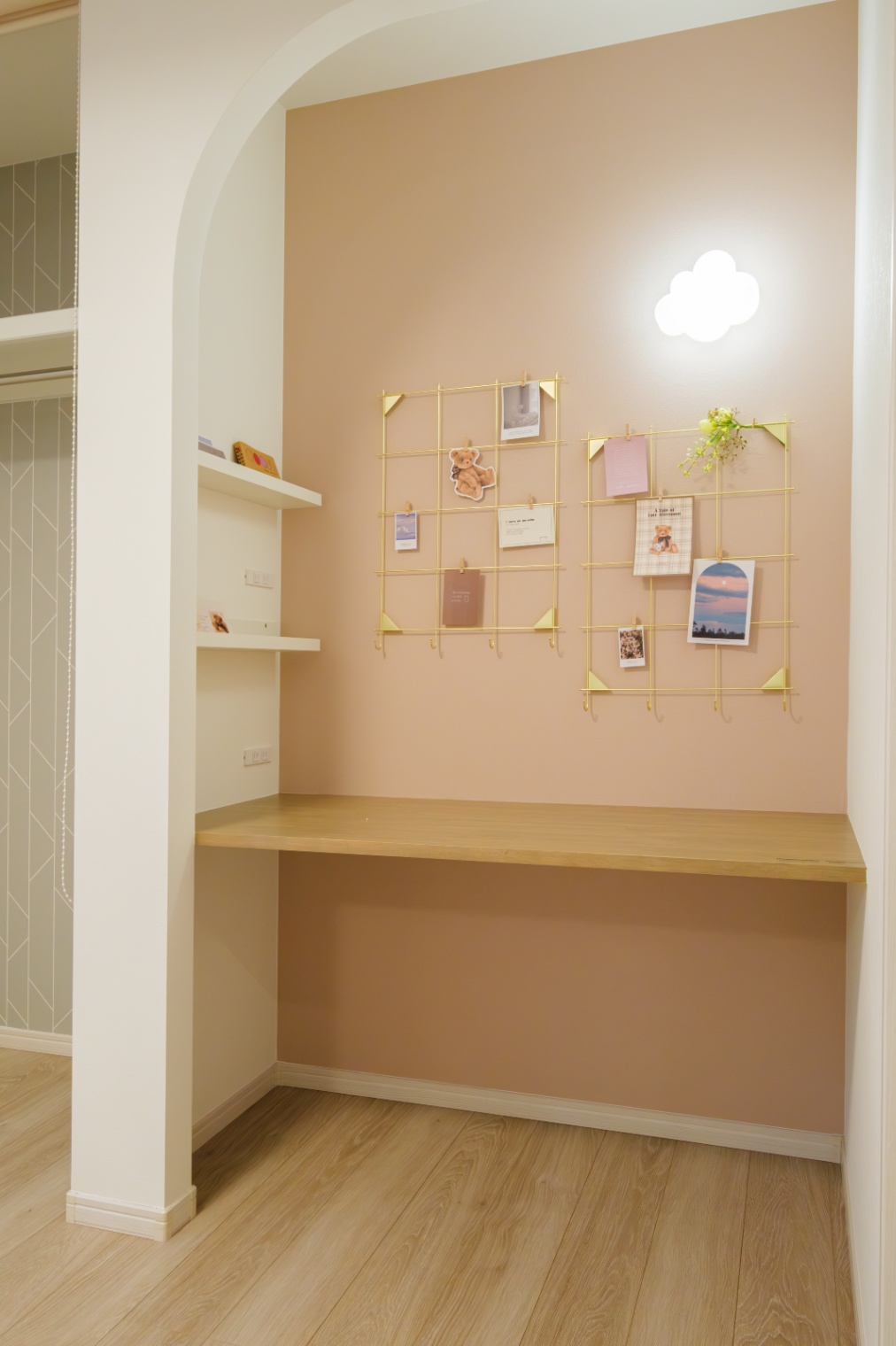 新栄建設｜初めからカウンターを付けた子供部屋のスタディスペース。ピンクの壁と雲形の照明が可愛らしい雰囲気を醸し出している。