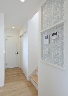 モニター類を一カ所にまとめたニッチ。アクセントクロスのセンスが光る