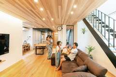 25畳を優に超えるナチュラルなLDK。床と天井に無垢材を惜しみなく使い、あたたかみのある空間に。施主さん持ち込みの雑貨や照明なども数多く、暮らしを豊かに彩る