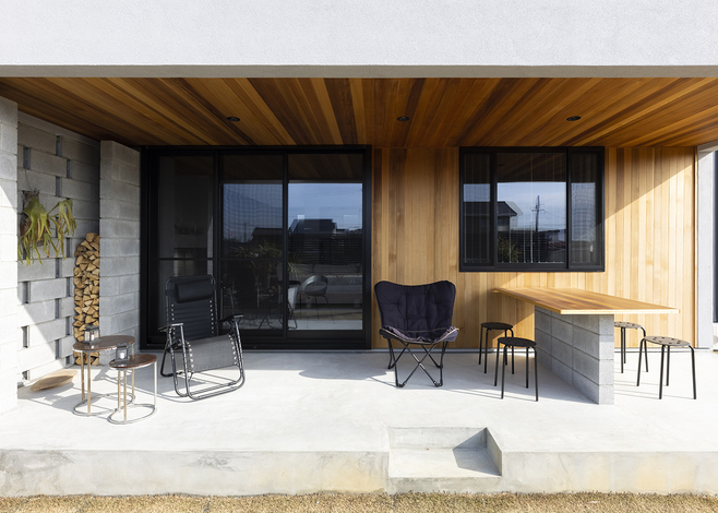 テラスの壁と天井はレッドシダー張りに