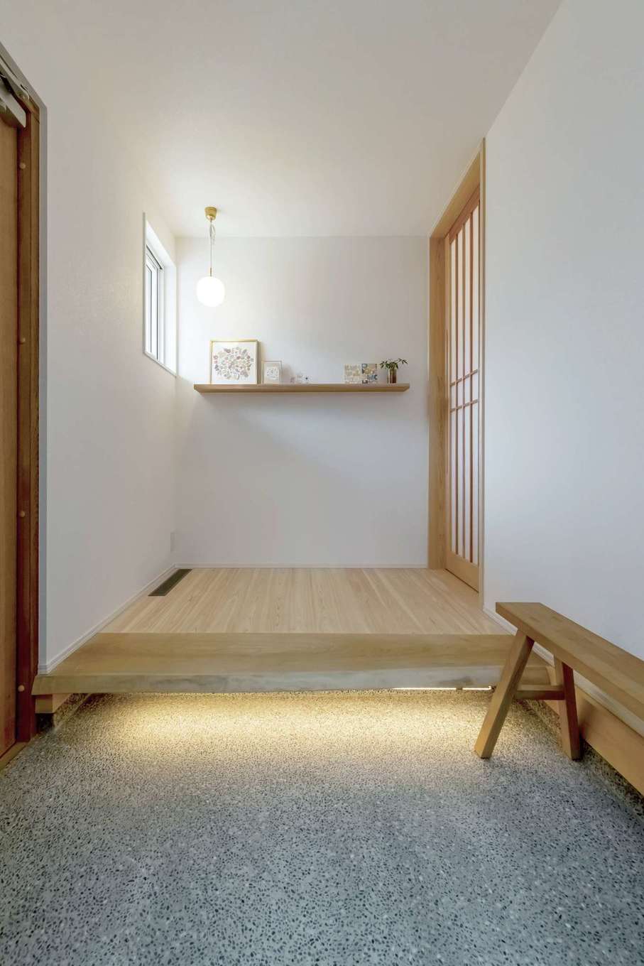 住まいるコーポレーション【省エネ、ペット、平屋】洗い出し仕上げの土間玄関。外から入った瞬間に木の香りに包まれる。間接照明の演出がアクセントに
