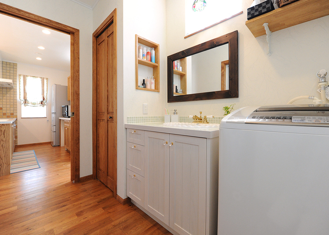 キッチンから数歩でアクセスできるサニタリー。ハイサイドライトからの光が、北面とは思えないほどの明るさをもたらす