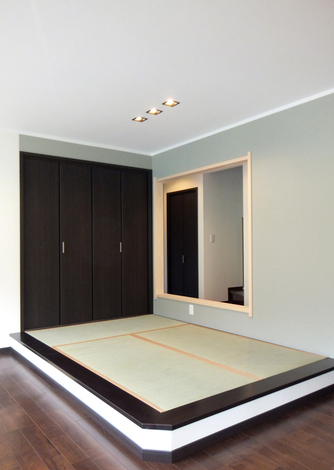 メインリビングのとなりには、和モダンテイストな畳コーナー。子どもの遊び場・昼寝と多用途に使用可能