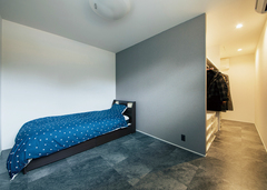 フロアタイルを張ってLDKと印象を変えた主寝室