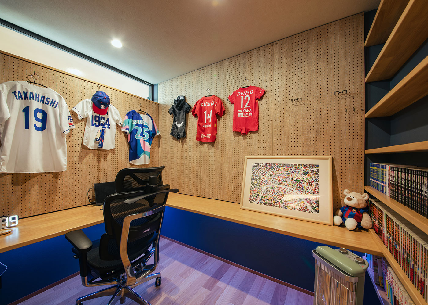 アイ工務店 愛知【デザイン住宅、間取り、平屋】書斎の壁一面を本棚に。有孔ボードも便利