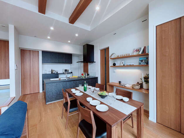 オープンタイプのキッチンで、リビングダイニングとの一体感を演出