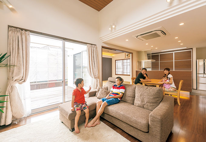 -delphi- デルフィ（藤井建築事務所） 【デザイン住宅、間取り、建築家】LDKと和室をウッドデッキがつなぎ、子どもが走り回って遊ぶそう。高さの異なる天井の境目までデザインが行き届く