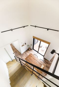 ダイニングも吹き抜け&ウッドデッキと繋がるようにして、上にも横にも視覚的な広がりを持たせた