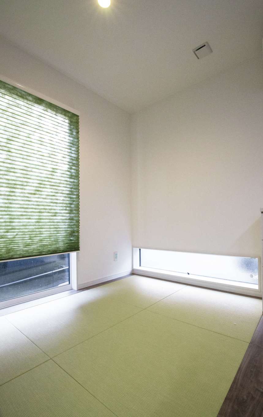 未来創建【デザイン住宅、収納力、省エネ】リビングからフラットにつながる畳コーナー。お雛様や五月人形を飾れる