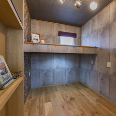 こちらが隠し扉の奥の書斎で、ロフトベッドが用意されている。夜勤のあるご主人が、ここで眠ったり、趣味を楽しんでいるそう