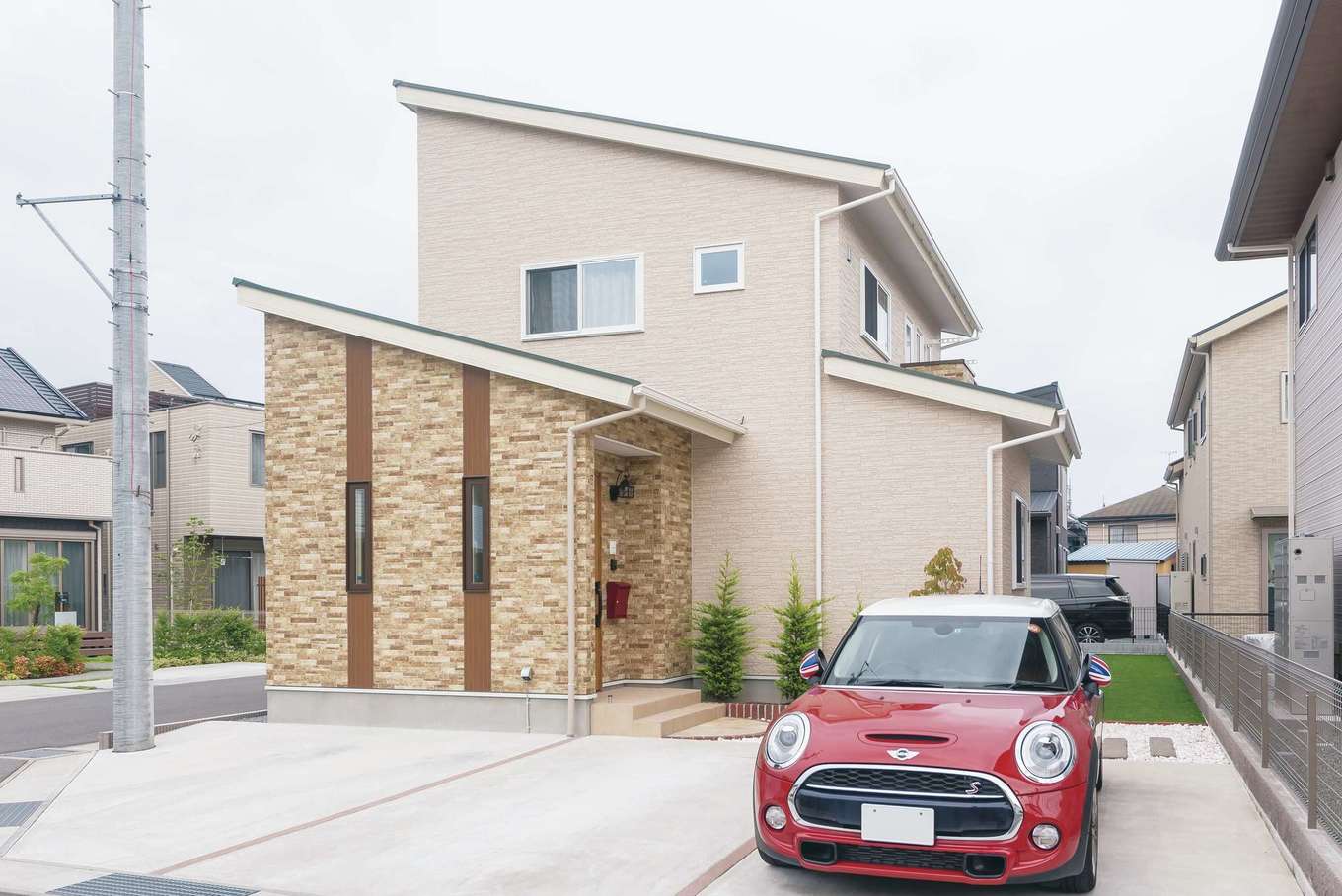 芹工務店【子育て、自然素材、省エネ】駐車スペースもたっぷりと確保。敷地奥には子どもが遊べる広い庭も