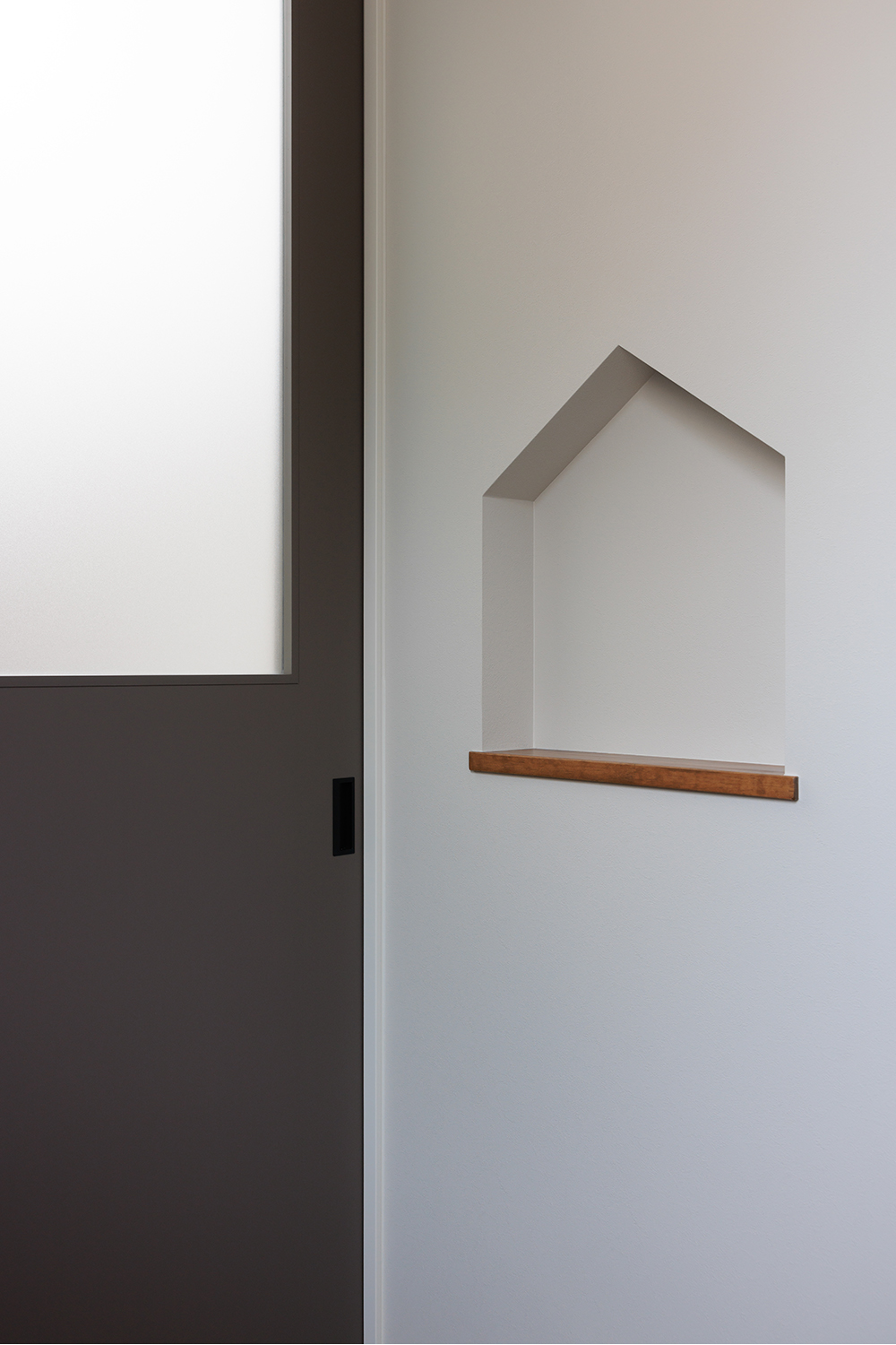 tact design firm【デザイン住宅、子育て、間取り】玄関ホールにある小物も置けるおしゃれなニッチ棚。シンプルながら機能的で、インテリアのアクセントになっている