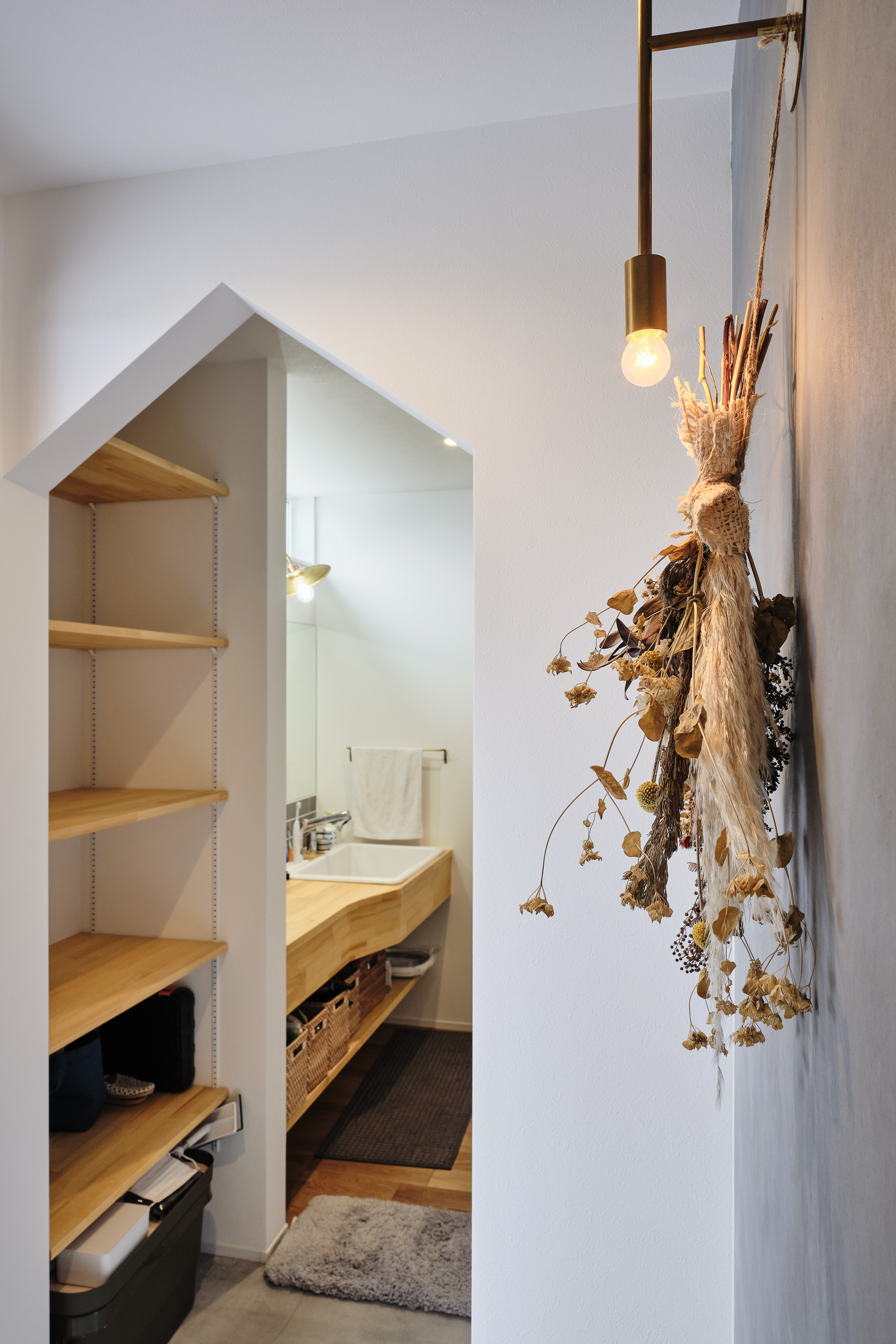 平屋建築ブルーハウス【ペット、建築家、平屋】家族が日常的に使う洗面側のルート。帰宅したら、シューズクロークで靴を脱ぎ、手洗い・うがいをしてからリビングへ。外からの汚れを室内に持ち込まないよう感染対策に配慮した間取りが、快適な暮らしをサポートする