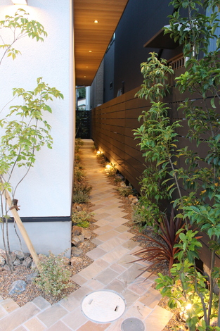 自宅用玄関へ続くアプローチ