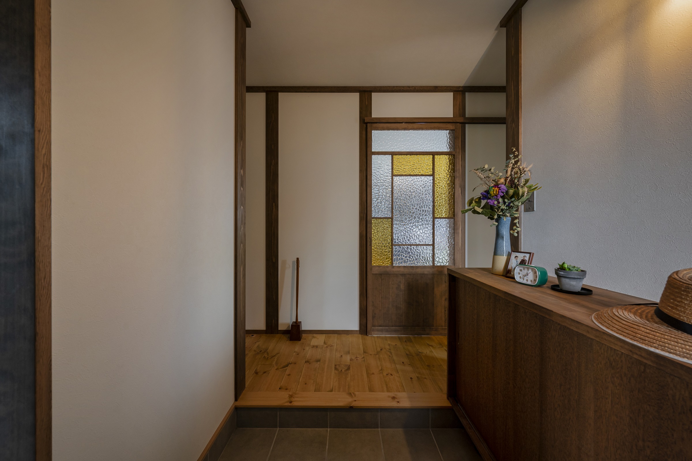 グランハウス一級建築士事務所｜玄関を開けると、オリジナルの引き戸がお迎え。和室の扉と色違いのデザインで統一感を。
