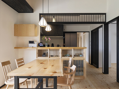 木材が際立つナチュラルなダイニング空間。ペンダントライトがアクセントとなり、温かみのある雰囲気を演出している。