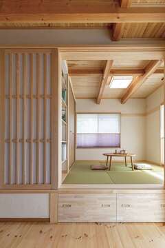 リビングの隣に設けた小上がりの和室。格子の建具は造作のオリジナル。床下には半畳分の引き出しが2つ付いている