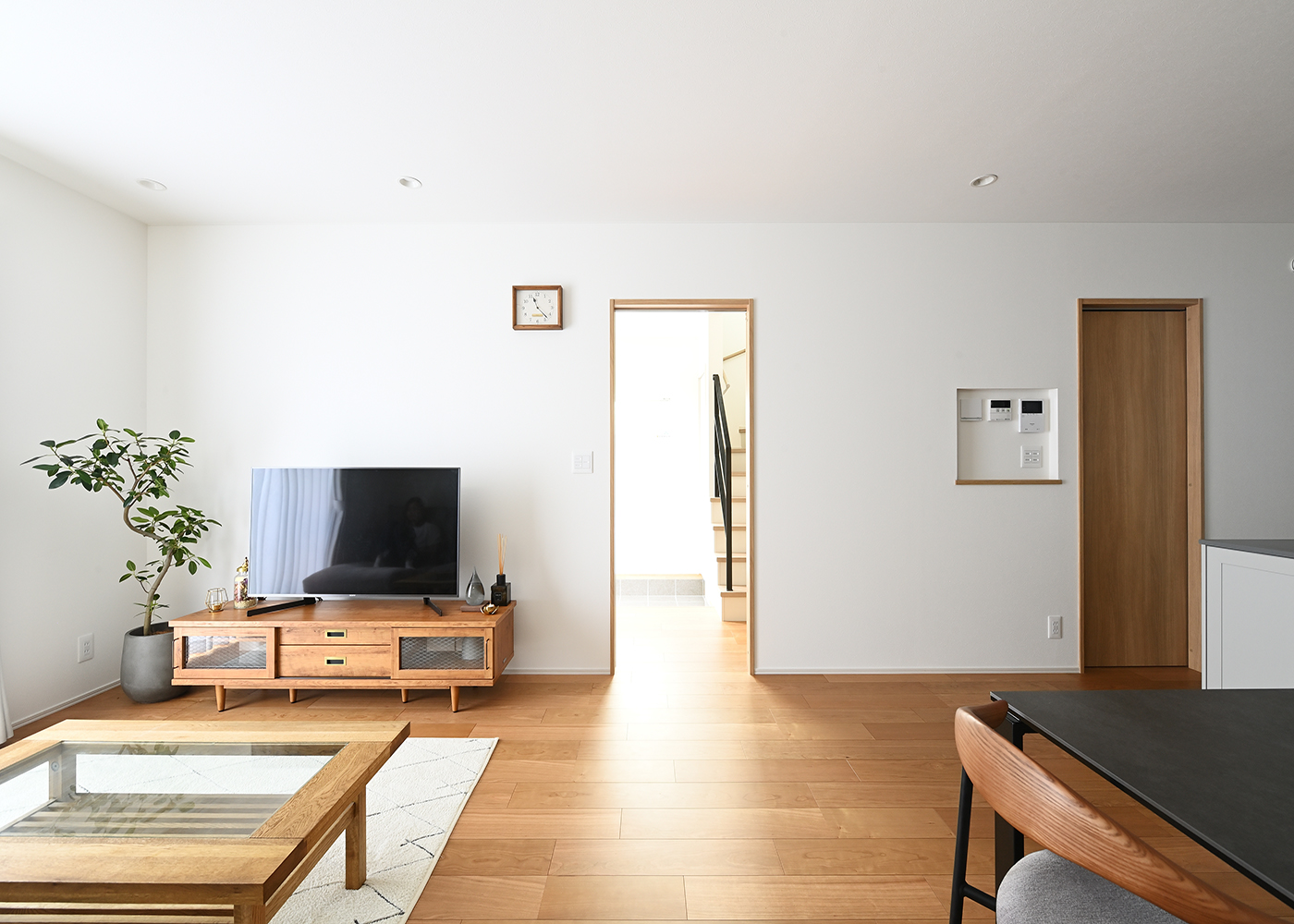 ナイスホーム【デザイン住宅、間取り】玄関とつながる明るいリビング