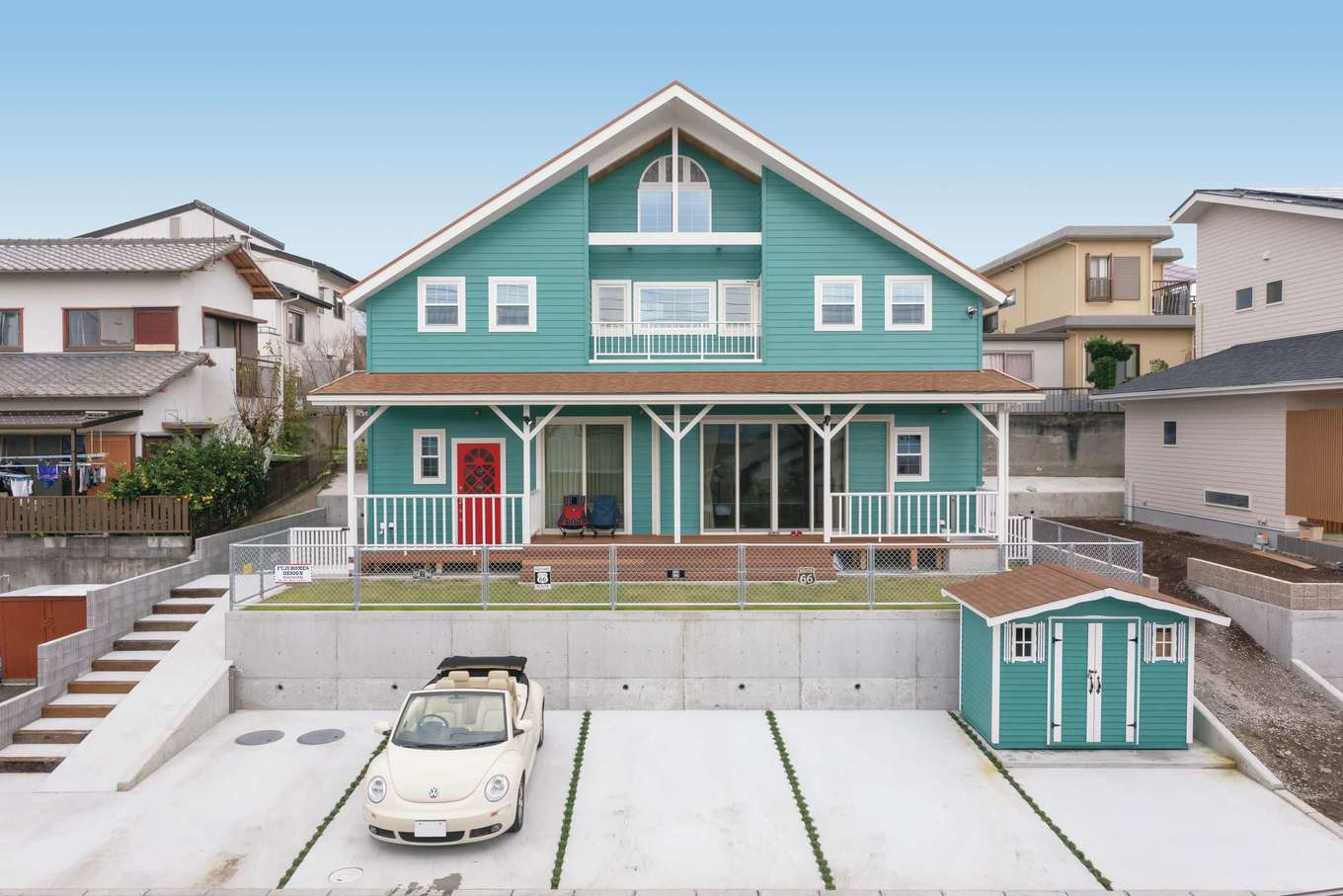 富士ホームズデザイン【子育て、自然素材、インテリア】思わず見とれてしまう、本物のアメリカンサーファーズハウス。敷地の高低差を活かし、母屋と同じテイストの物置を造った