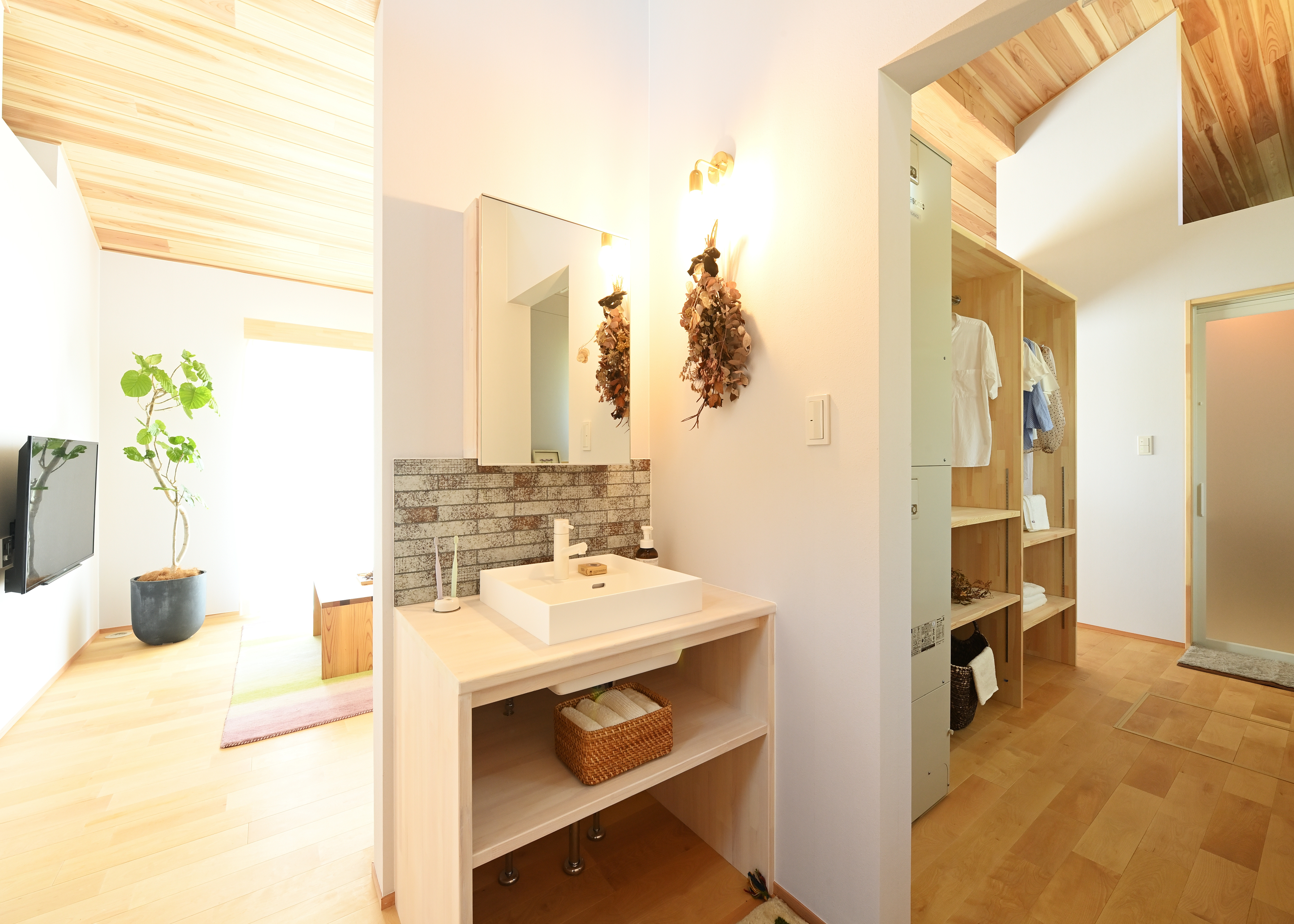 KANAZAWA STYLE/金澤建築【省エネ、間取り、平屋】土間収納とランドリースペースの間に配置した手洗いコーナー。野球で泥んこになって帰宅した長男が、ここで手を洗ってからランドリーでユニホームを脱ぎ、浴室へと向かう動線をイメージした