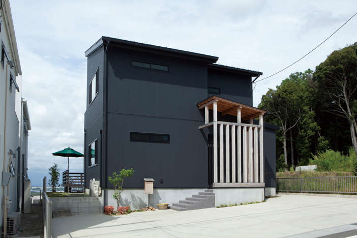 吉川住建【和風、自然素材】ポーチの柱、軒天にはヒノキを採用。年々味わいが出てくる