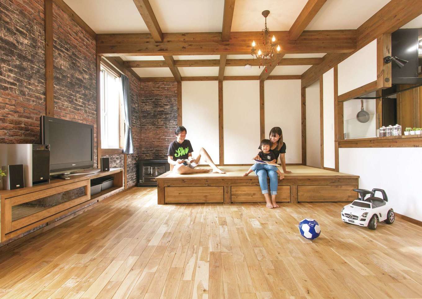 サイエンスホーム【デザイン住宅、自然素材、間取り】柱と梁を現しにした真壁づくりのLDKにきれいな空気がゆったりと流れる。シャビーシックなクロスが空間のアクセントに