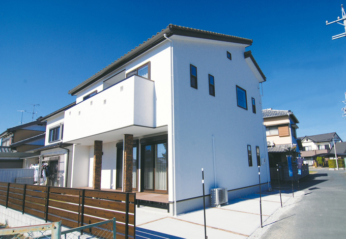 一般的な家庭用エアコン１～２台で家全体を冷暖房することができ、しかも省エネ。家事動線や造作収納など、子育てママに嬉しい工夫も光る