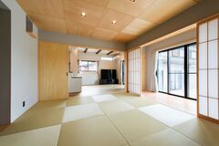 和室の魅力が詰まった部屋。畳と障子、木製の天井が伝統的な日本の雰囲気を醸し出している。