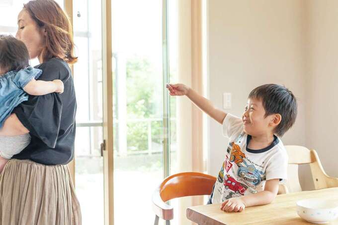ほっと住まいる｜「はい、あげる！」とお菓子をくれた長男くん。優しく成長するのが楽しみだ