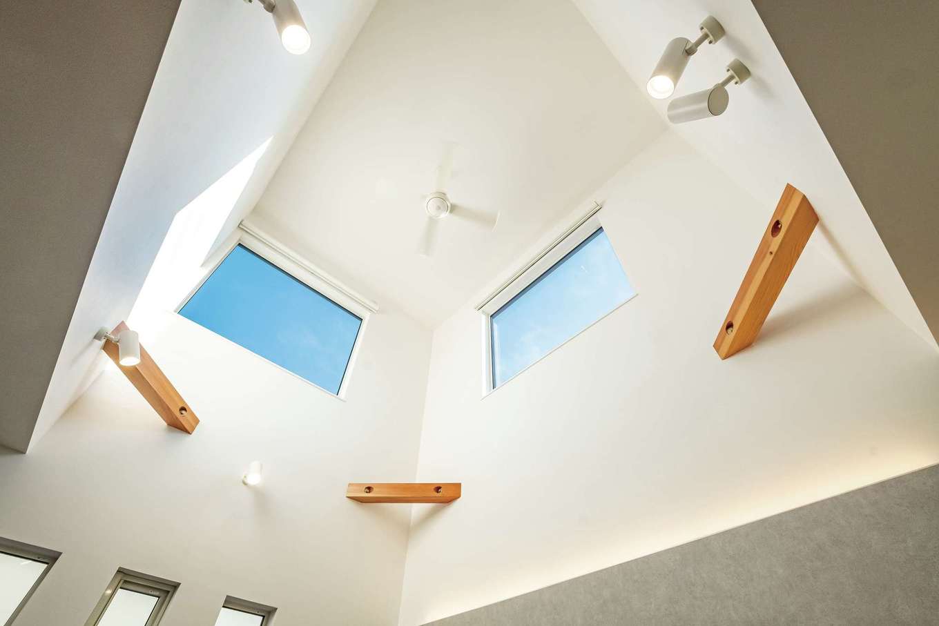 イデキョウホーム【子育て、省エネ、屋上バルコニー】北海道レベルの高気密・高断熱性能を備えた『イデキョウホーム』だからこそ、エアコン1台で家中快適が叶う。健康にも家計にもやさしい住まいだ