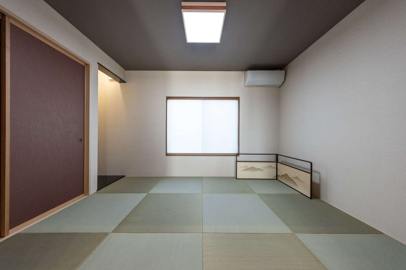 渡辺建設【デザイン住宅、夫婦で暮らす、平屋】リビング横の6畳の和室は、客間として、また孫たちが泊まりに来たときの寝室として使用。襖を開けておけば、リビングとつながって広々空間に