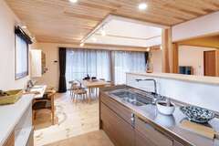 キッチンの腰壁を高くして、作業の手元が見えないように配慮した