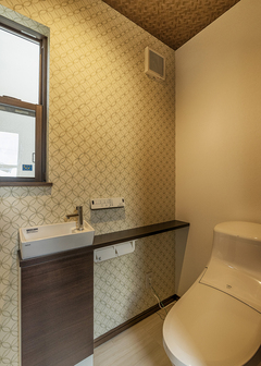 和柄の壁紙で落ち着いた雰囲気のトイレに