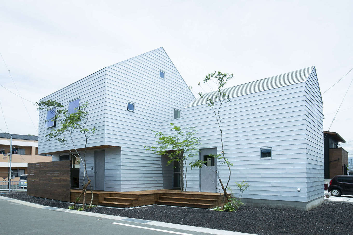 Hands Works（アオイ建築）【自然素材、間取り、インテリア】三角形の変形地に完成したU邸。三角屋根と鎧張りの外壁が絶妙にマッチしている。右側が店舗、左側が住居。植栽は「＆Green」が手がけた