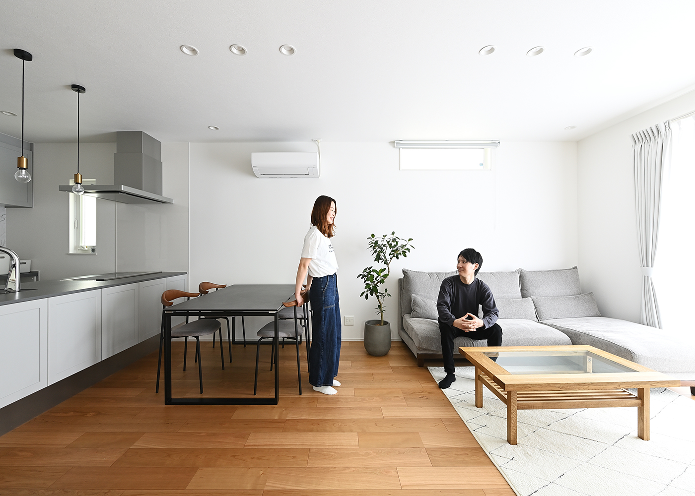 ナイスホーム【デザイン住宅、間取り】1階のリビングダイニングは、グレイッシュな色合いのキッチンに合わせて、壁紙や床などをコーディネート