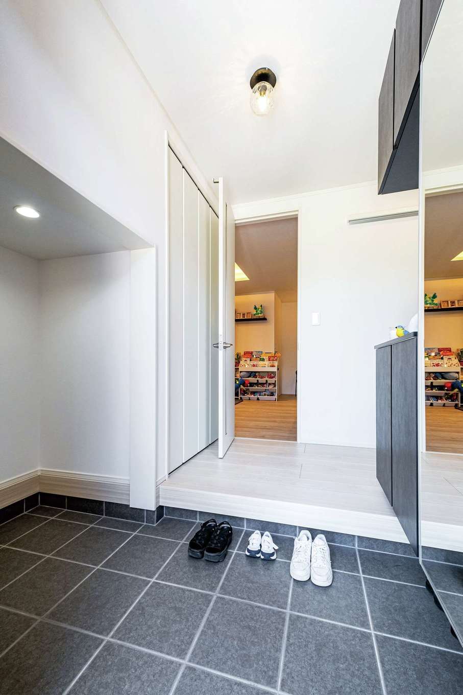 旭建設【子育て、収納力、間取り】階段下のスペースを有効活用してオープンな土間収納に。子どもの遊び道具を手早く出し入れできる