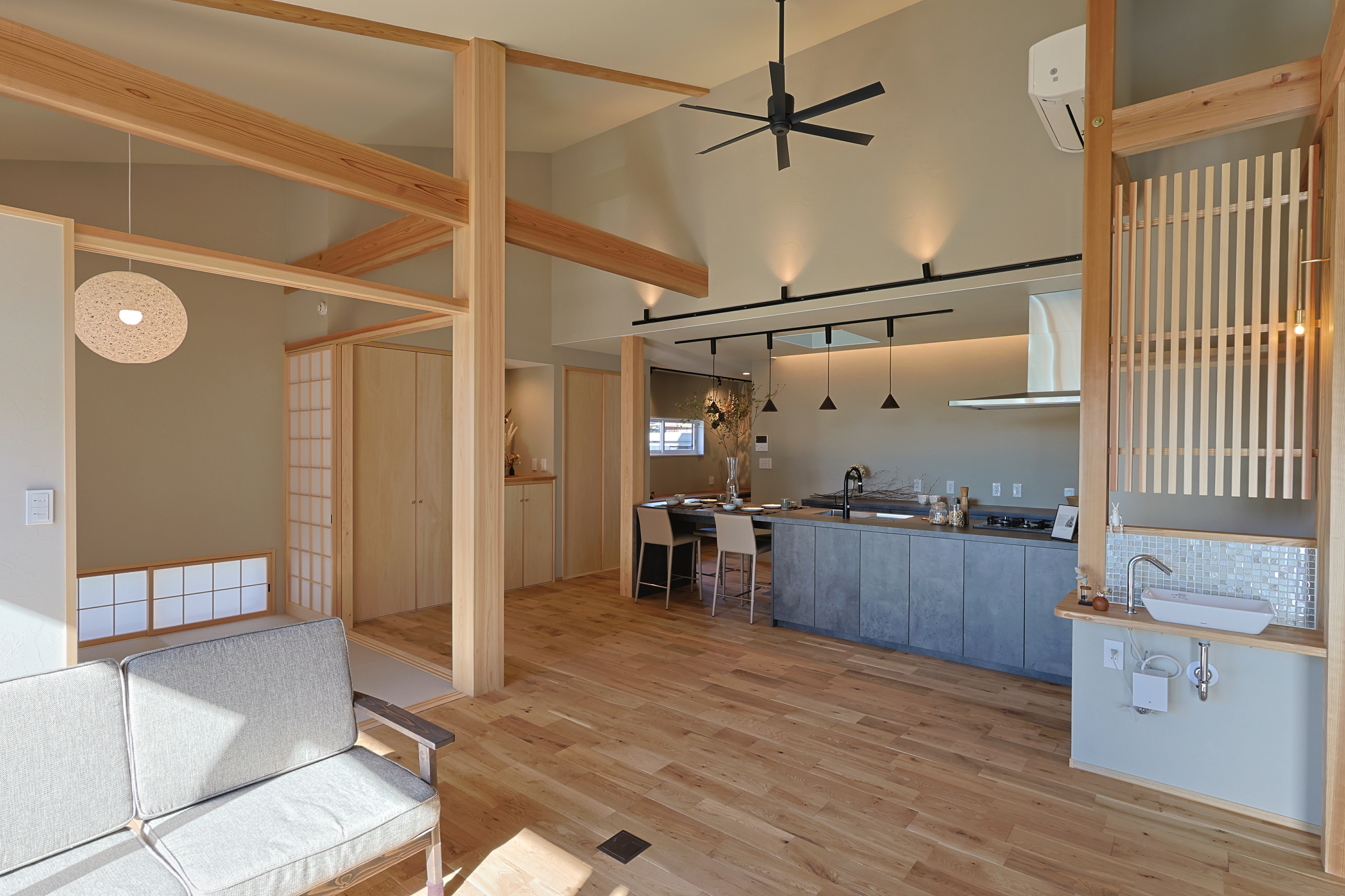 shiro’s（提坂工務店）【趣味、間取り、平屋】現代的なデザインのLDKは、広々とした空間が特徴であり、木材を活かした温かみのあるインテリアが印象的です。開放感と機能性を兼ね備えた空間設計が魅力です。