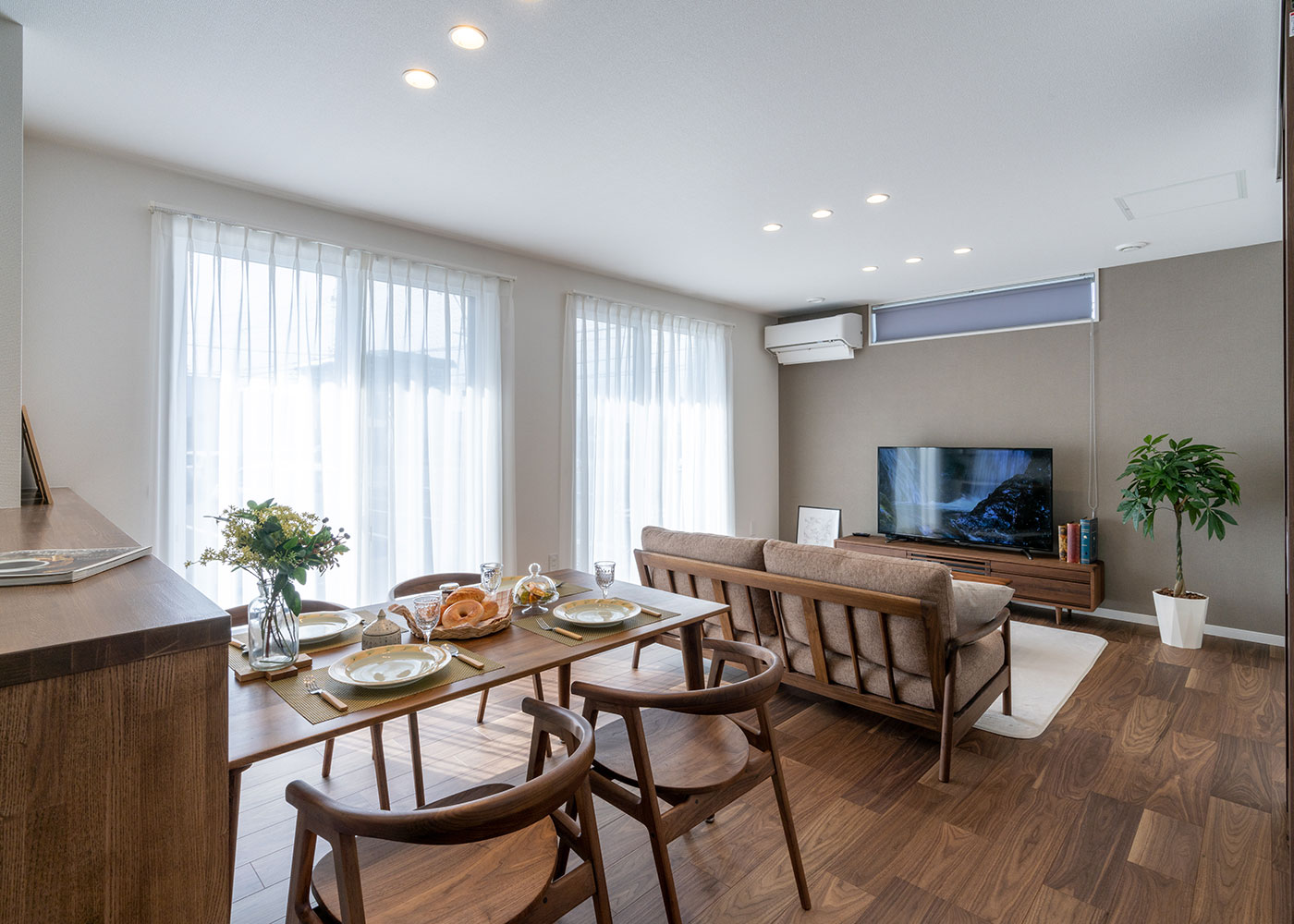 寺田工務店【収納力、省エネ、間取り】南側の大きな掃き出し窓から、明るい陽の光がたっぷりと降り注ぐリビングスペース。